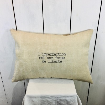 Coussin texte "L'imperfection est une forme de liberté" - Coussin en lin, coussin en chanvre ancien